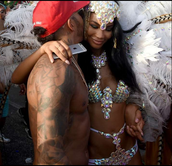 Au făcut-o lată! După ce supermodelul CHANEL IMAN, iubita pilotului LEWIS HAMILTON, a apărut goală într-un film, acum cei doi au dansat pe străzi aproape complet dezbrăcaţi!
