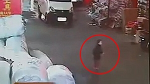 Milioane de comentarii pe Twitter-ul chinezesc, reactie la cazul fetitei lasate sa zaca pe jos dupa ce a fost calcata de doua masini - Atentie, imagini socante!