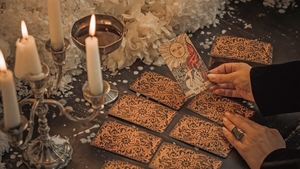 Cartea de Tarot de azi, 11 aprilie 2026. Ce le pregătește Patru de Săbii nativilor Balanță și Rac te va surprinde