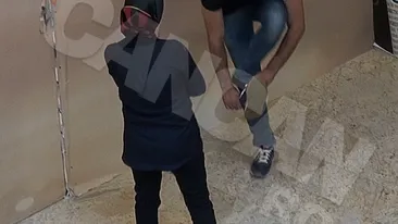 Filmat in timp ce se ruga in mall! Un barbat s-a descaltat printre amatorii de shopping si si-a facut nestingherit metaniile