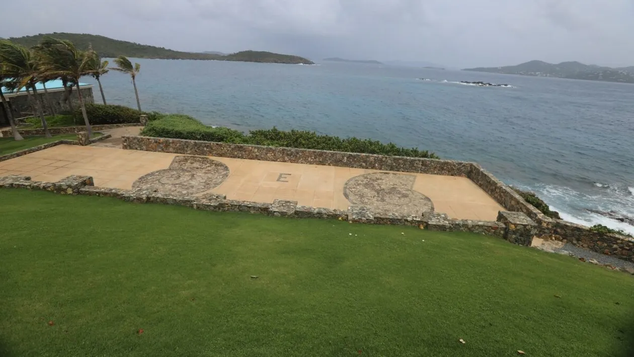 Noi imagini de pe insula izolată a lui Epstein: opere de artă, camere misterioase și obiecte incriminante