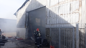 VIDEO. Pericol uriaș de explozie în Argeș. A luat foc o fermă, iar incendiul se extinde. În apropiere sunt rezervoare de motorină și saci de azotat de amoniu