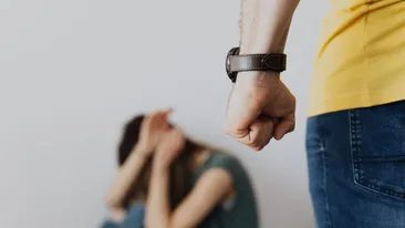 Celebru cântăreţ de la noi, acuzat că ar fi bătut o prostituată, într-un hotel! Poliţia i-a deschis dosar penal