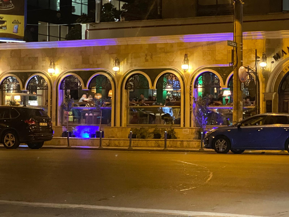 Oamenii stau liniștiți la masă în restaurantul Mandaloun din Capitală, deși ar trebui ca locația să fie închisă