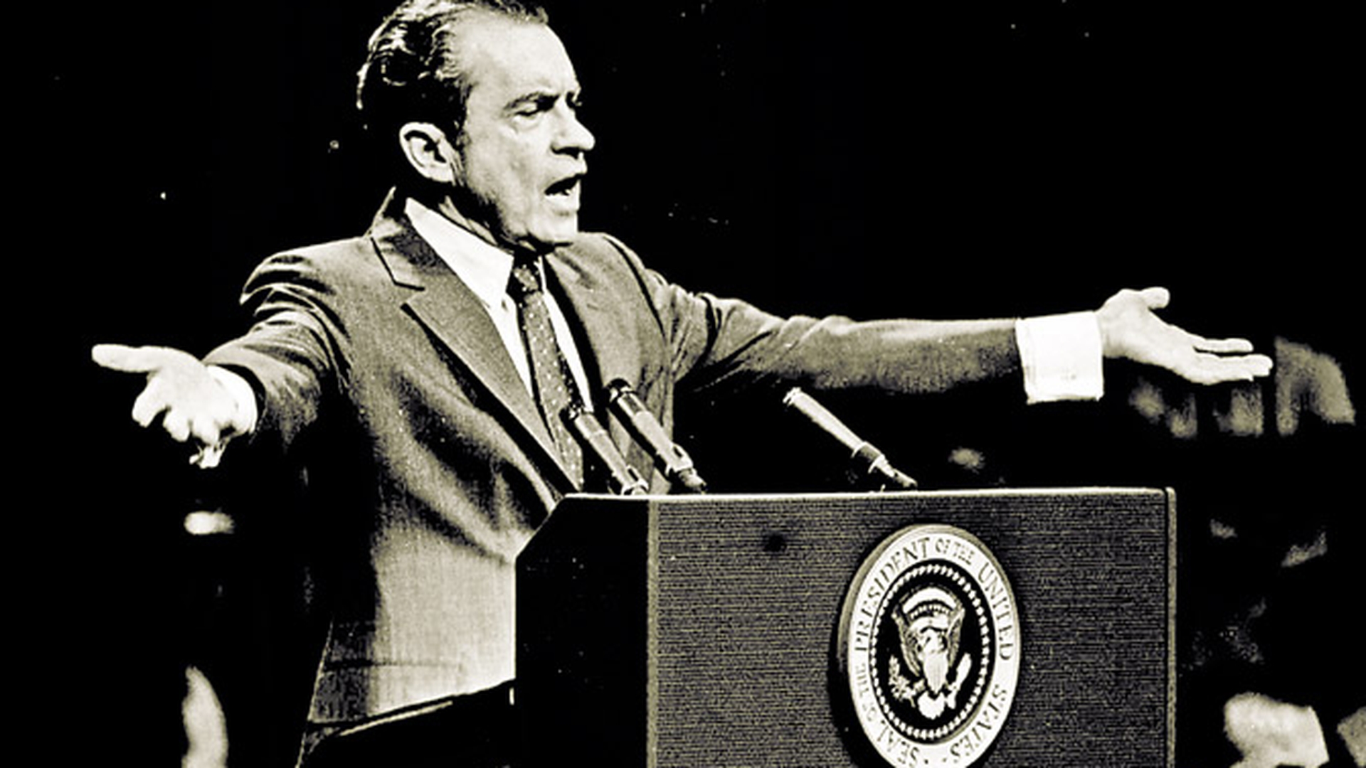 Richard Nixon, presedintele homosexual casatorit de fatada!  Invatat de consilier cum sa-si sarute nevasta
