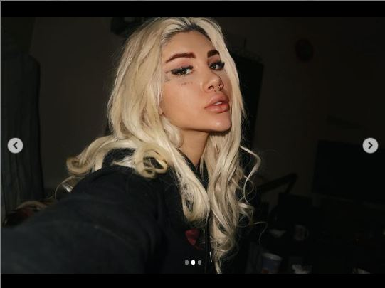 Bia Khalifa s-a pozat în timp ce îi curge sânge din nas. Controversata artistă, criticată dur pe Instagram: “Când dai la m#*$ cu nasul, asta se întâmplă”