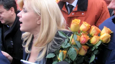 Elena Udrea, vizită SURPRIZĂ în arest. Cine i-a adus flori de Valentine's Day