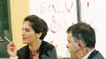 Mindruta, prins cand se holba la decolteul unei mandrute cochete. Ce zici, a intrecut limita?