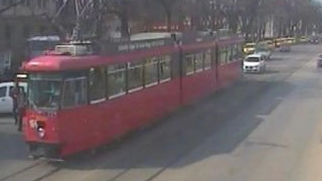 O studenta din Iasi si-a spart capul cand a vrut sa se urce in tramvaiul 13