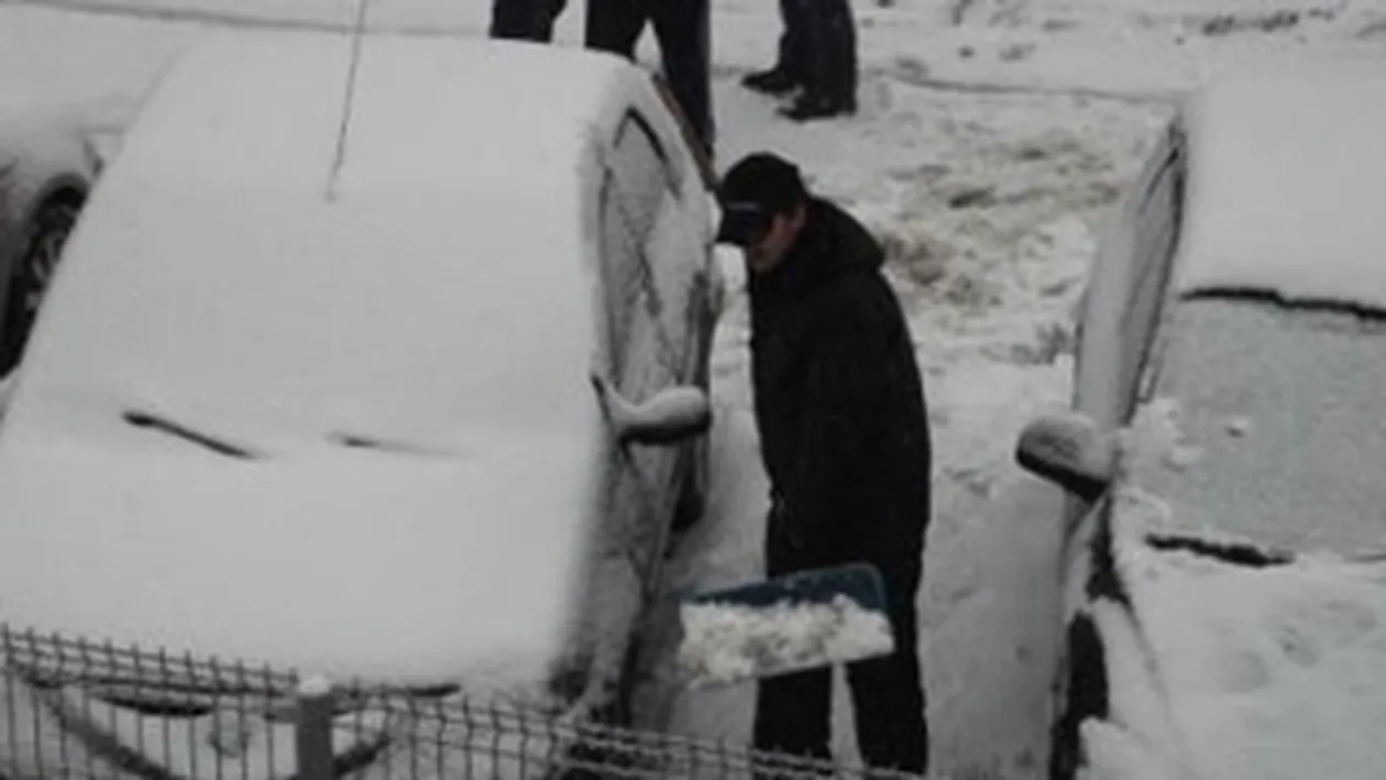 Dan Cruceru a dat doua ore la lopata: Trebuia sa plec cu masina si ajutor de la straini n-aveam!