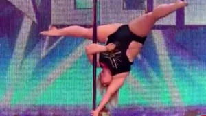 Are 95 de kilograme si o tona de talent! Ea este cea mai grasa dansatoare la bara din lume! Ramai uimit cand il vezi pe sotul ei!