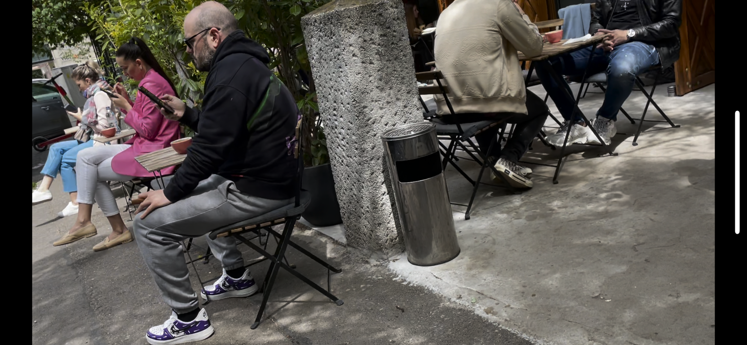 Bro bea o cafea și fumează trabuc, la terasă/ (Foto: CANCAN.RO)