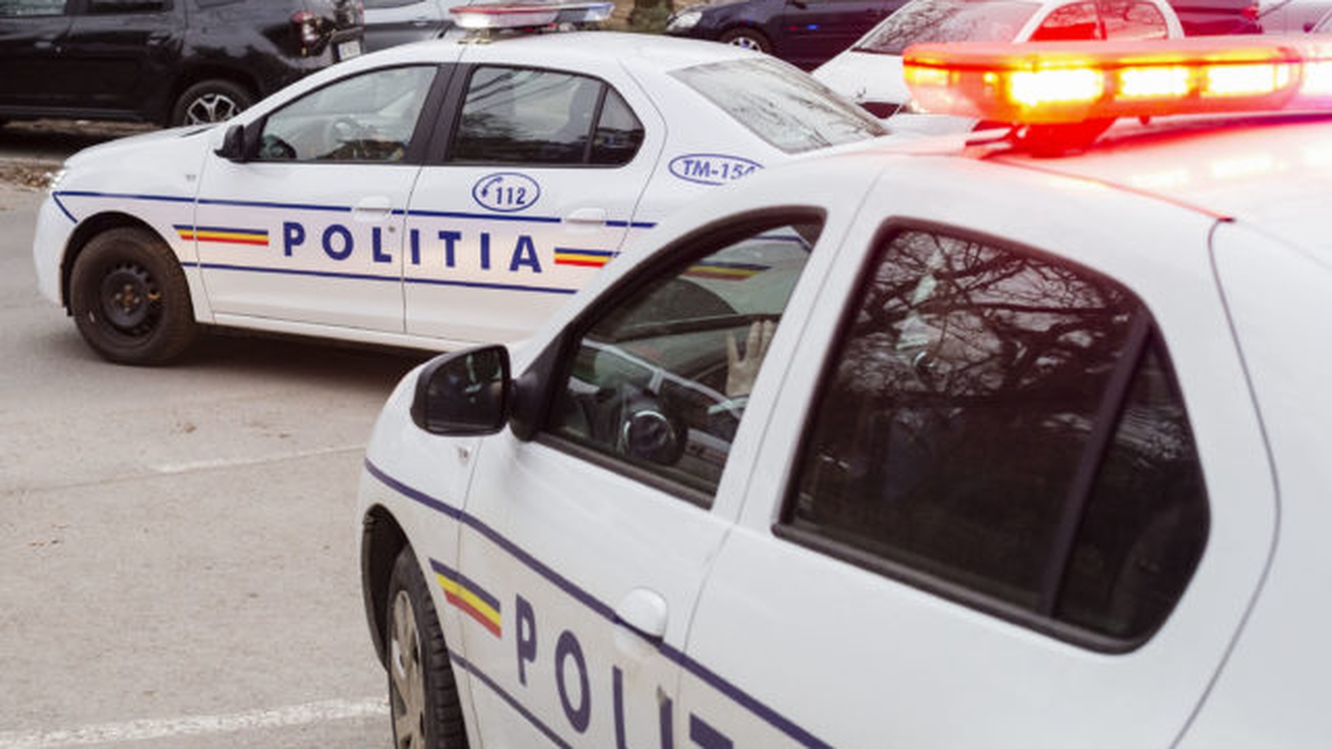 Înmormântare cu manele și fără respectarea măsurilor anti-COVID! Oamenii legii au aplicat 15 sancțiuni