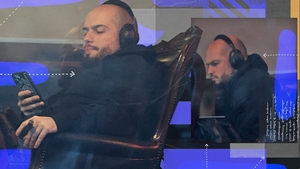 Cu câteva zile în urmă s-a tuns, acum... BRomania nu-și dă căștile jos nici în restaurant