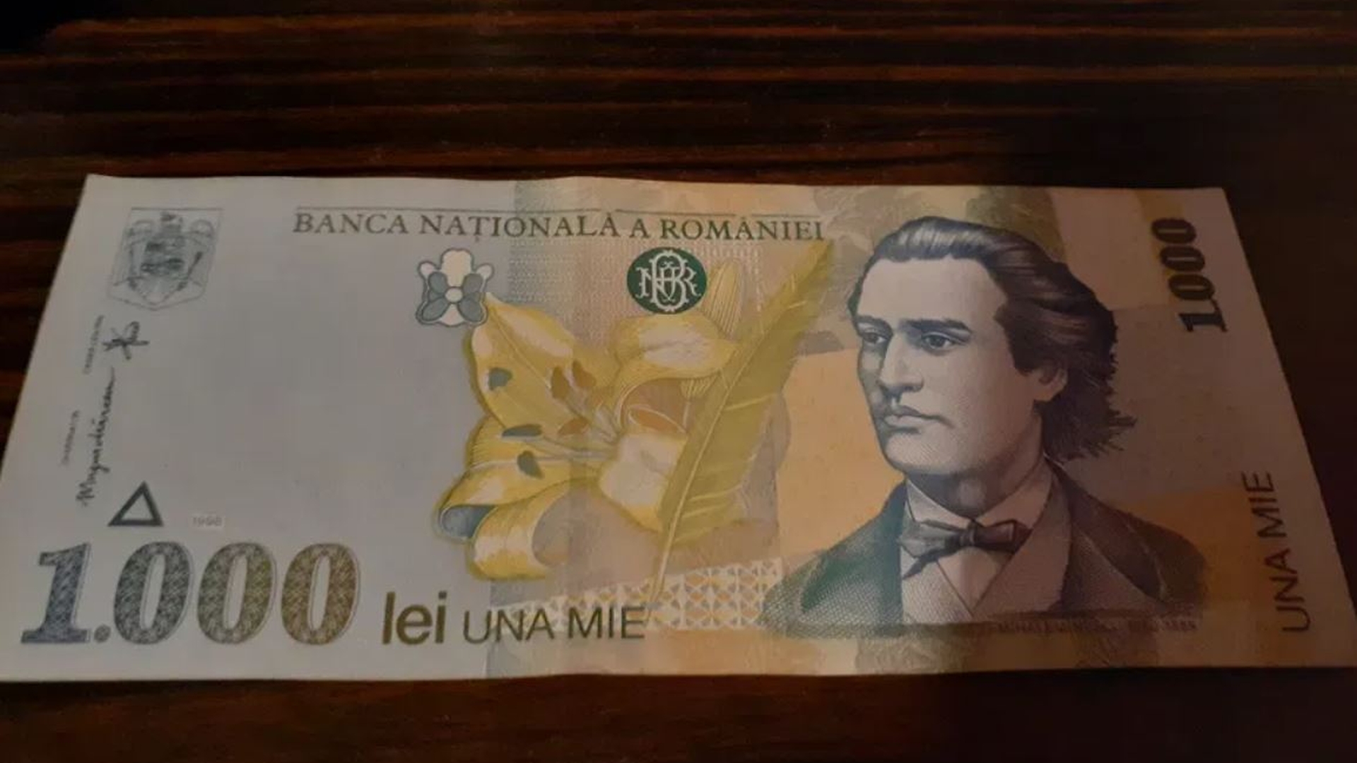 Tu mai ai așa ceva acasă? Cu cât se vinde o bancnotă de 1000 de lei din 1998, cu chipul lui Mihai Eminescu