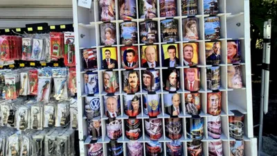 SURPRIZA găsită de turiștii români la Balcic: Simion, Georgescu și Nicușor Dan, VÂNDUȚI lângă Putin, Stalin și Ceaușescu