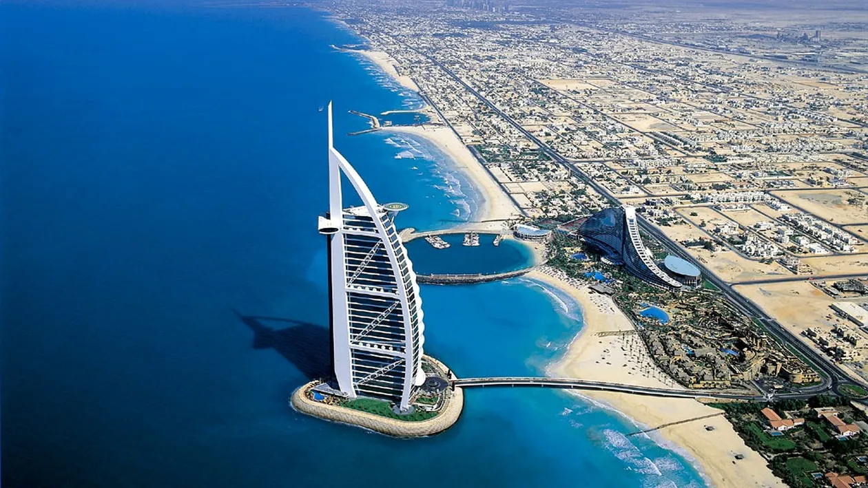 Bianca Dragusanu a facut senzatie pe o plaja in Dubai! Pictorial fierbinte pentru barbatul care o plimba numai la “business class”