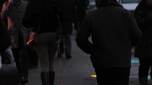 N-ai să crezi, dar e adevărat! Iulia Albu e nimic pe lângă ea! O tânără din Capitală şi-a scos porcul în lesă prin oraş!
