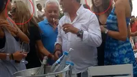 Cum au fost filmati cei mai grizonati Doni Juani alaturi de o brigada de domnisoare!