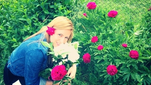 Una mai mandra ca alta! Alina Crisan si-a scos sora in parc pentru un pictorial senzual printre flori de iasomie si trandafiri!