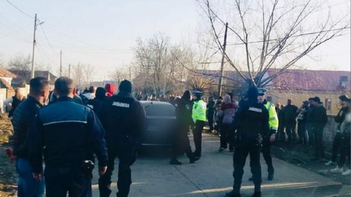 Bătaie ca-n Vestul Sălbatic pe un drum din județul Vâlcea. Doi fotbaliști au fost tăiați cu secera de mai mulți romi