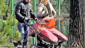 In asteptarea unui nou contract Mara se "antreneaza" cu gemenii si sotia in parc