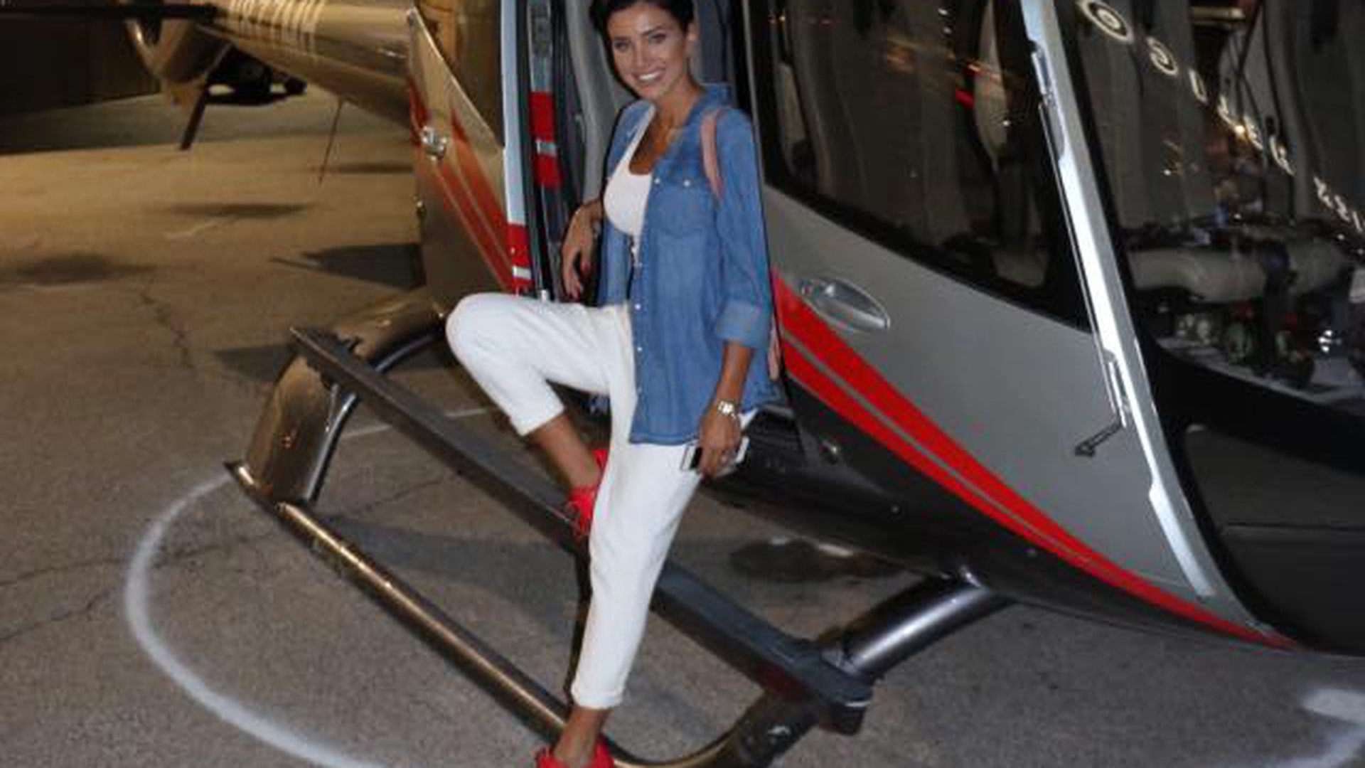 ADELINA PESTRIŢU s-a refugiat în casă! Vedeta a arătat fanilor cu cine îşi petrece timpul liber:,,Mâncăm floricele şi ne răsfăţăm! ‘’