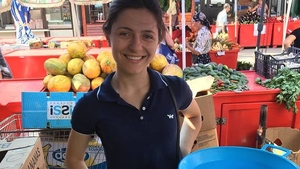 O studentă la Medicină vinde fructe și legume în piață! Lorena vrea să își ajute părinții