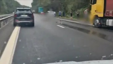 Tinerii care au murit pe A1 s-ar fi aruncat îmbrățișați în fața TIR-ului! Răsturnare de situație