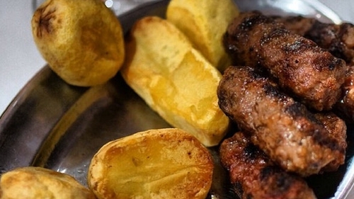 Câți lei costă 4 mici cu cartofi prăjiți la celebrul restaurant „La Cocoșatu`”, din București. Cât trebuie să plătești
