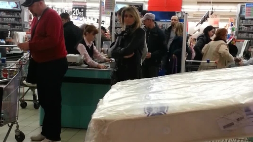 Crina Abrudan si Gabi Popescu, atrasi de o...saltea de pat! S-au uitat in acelasi timp la ea!