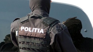 Trei barbati care au sechestrat o fata, imobilizati dupa ce politistii au tras cu arma