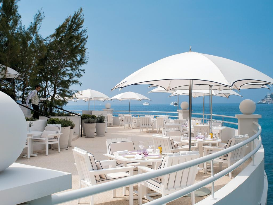 Fostul şef al PSD plătea câte 150 de euro pe zi pentru un şezlong pe plaja exclusivistă Monte Carlo Beach