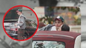 Alexia Eram și iubi au păstrat distanța regulamentară și s-au limitat la câțiva pupici timizi! “Love is in the air” doar pe jumătate!