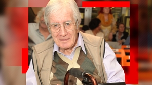 Ultimele informații despre starea lui Cornel Constantiniu, bolnav de Parkinson de 30 de ani. Trăiește într-un scaun cu rotile, dar nu lasă steagul jos: “Se uită mult timp la...”