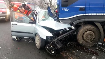 Accident teribil în Hunedoara! O familie cu doi copii, spulberată de TIR. Imagini cutremurătoare