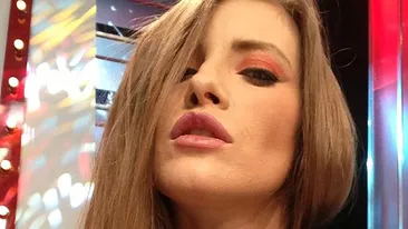 Iulia Albu a trecut la hainele de iarna. Nu o sa-ti vina sa crezi cum a putut sa iasa din casa! Semeni cu iapa lui Zorro!