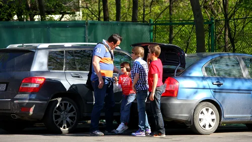 Constantin Iosef si-a dus planurile la indeplinire! A plecat in Franta la mama si baietii lui!