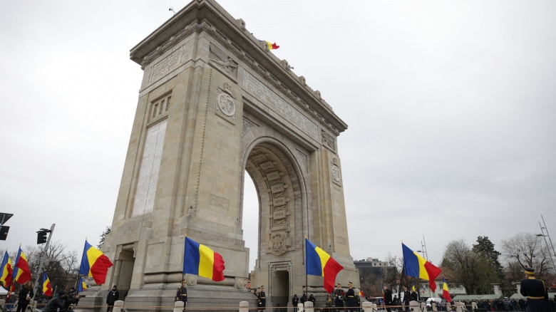 Incident la ceremonia de 1 Decembrie! Mai multe persoane au forțat filtrul jandarmilor din Piața Charles de Gaulle