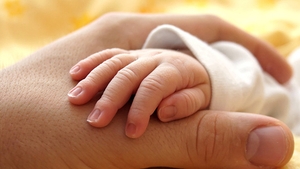 ŞOCANT! Un afacerist din România a cumpărat un bebeluş de la o familie de romi