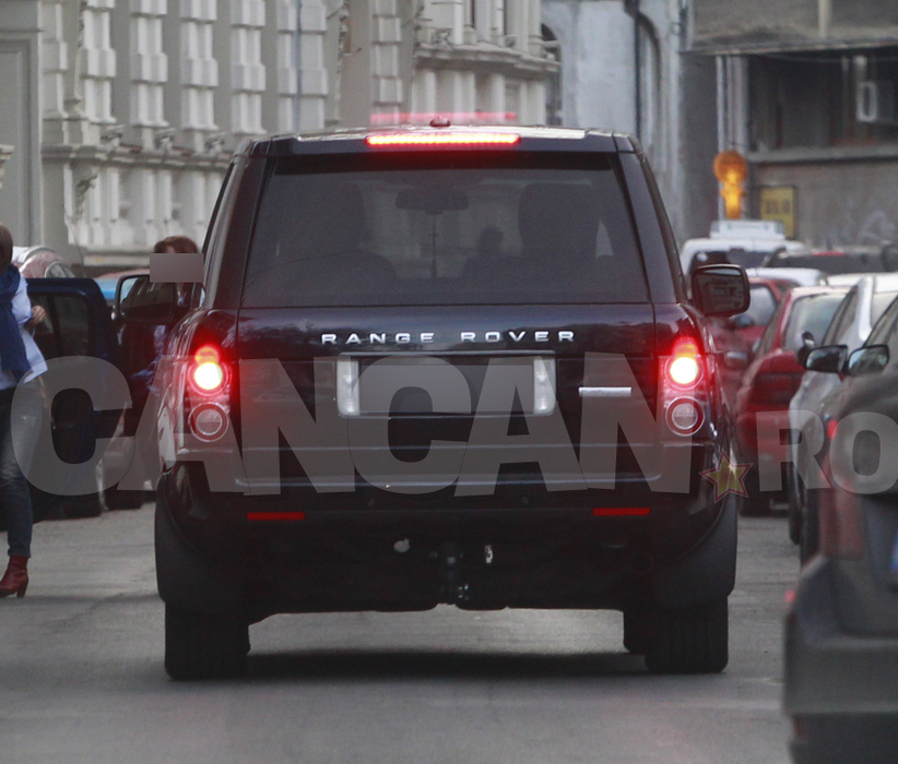 Milionarul are parte de ”protocol de grad 0” la locul de muncă Zici că-i şef de stat!