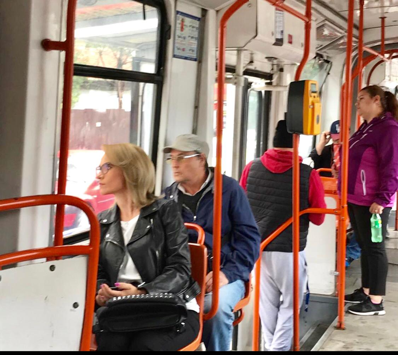 Gabriela Firea merge cu tramvaiul 21