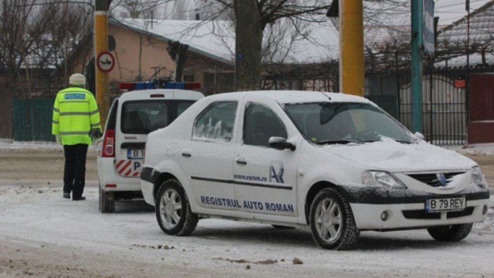 Puțini șoferi știu! Pot primi amendă chiar dacă au anvelopele de iarnă montate. Ce este menționat în Codul Rutier