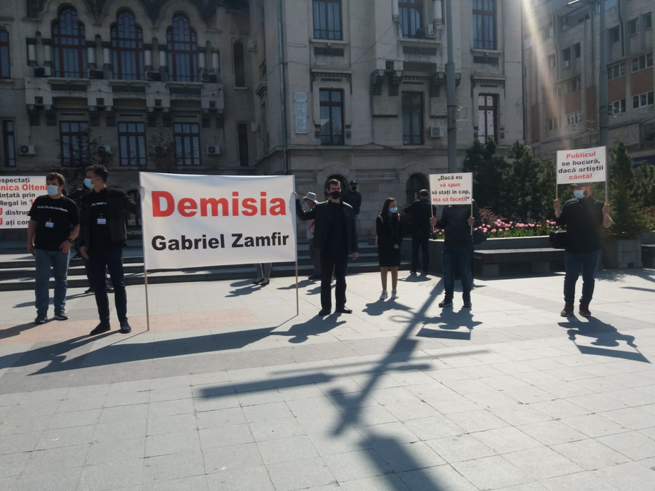 Protest de amploare în Craiova! Cu contractele suspendate, angajații Filarmonicii cer demisia managerului