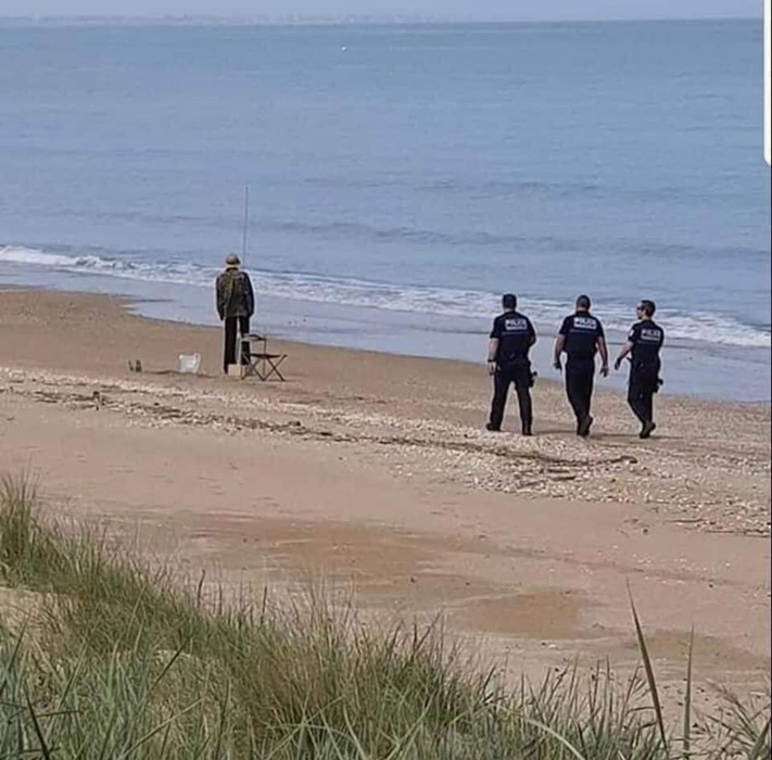 Imagini virale. Polițiștii au vrut să amendeze un bărbat pe o plajă, dar au avut parte de un șoc atunci când au ajuns lângă el