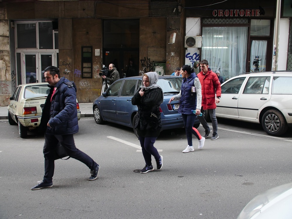 Părinţii copiilor agresaţi de Eugen Stan şi avocatul lor.