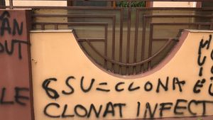 Casa lui Sorin Cârţu a fost vandalizată! Mesaje jignitoare au fost scrise pe gard