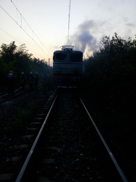 Tren în flăcări, în Prahova! Pompierii intervin cu mai multe autospeciale