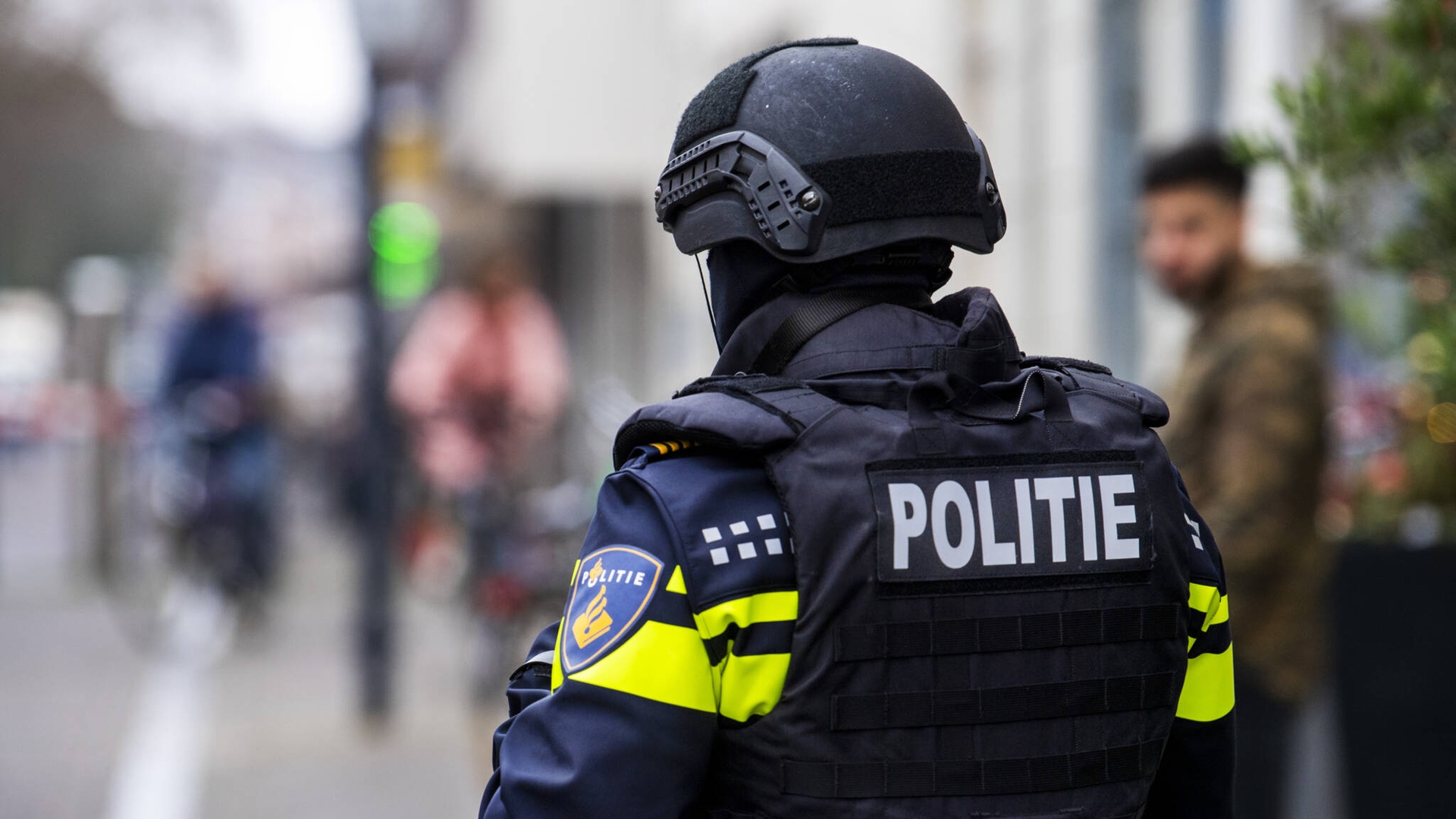 Tânărul bănuit că i-a tăiat gâtul iubitei cu un topor și apoi a fugit, arestat preventiv