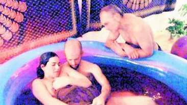 Povestea celui mai bizar cuplu din lume! Menage-a-trois